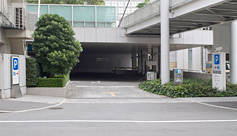 小田急サザンタワー駐車場入口